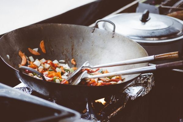 wok-con-verdure-in-cottura-per-riapertura-cucina-spazio-eco