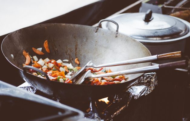 wok-con-verdure-in-cottura-per-riapertura-cucina-spazio-eco